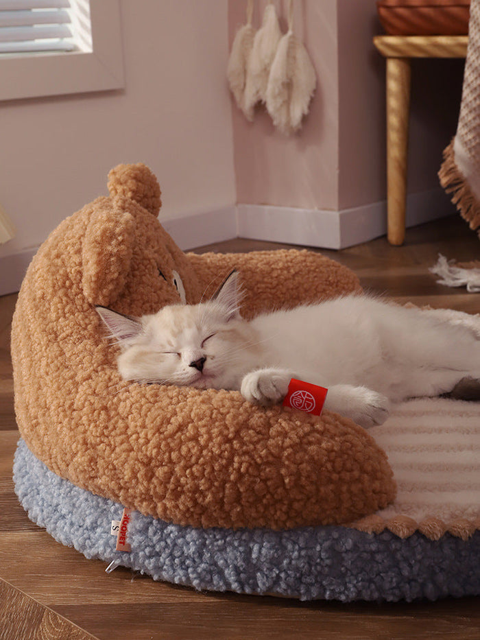 Cozy bear-shaped cat bed with 52cm x 52cm x 22cm dimensions, ideal for small cats and kittens for comfy naps.