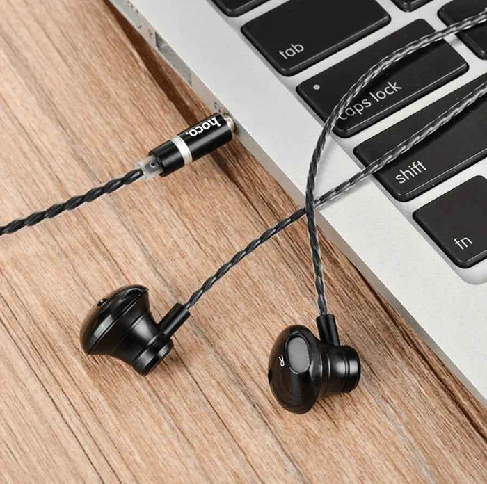 Hoco M18 Gesi metallic in-ear earphones with built-in microphone and 3.5mm jack, designed for clear audio and comfortable fit.