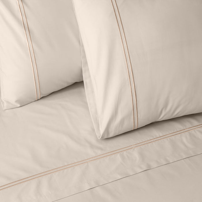 Organic cotton coloured sheet set in peach fuzz with 250 thread count, featuring soft, smooth fabric and a cozy, inviting look.