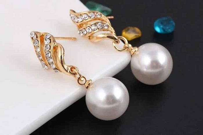 Stylish 3Sixty5 pearl jewelry gift set featuring elegant golden pearls in a coordinated jewelry set.