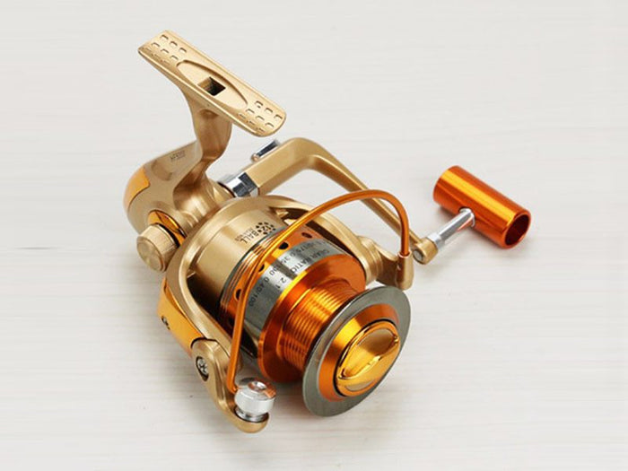 YUMOSHI HF6000 spinning fishing reel with dealonlinenz branding, close-up of reel showing handle and spool for surf fishing.
